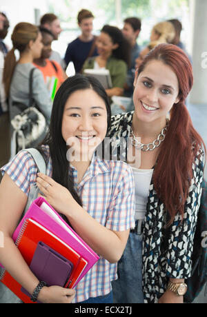 Portrait de deux étudiantes des universités l'article in corridor Banque D'Images