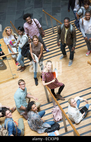 Portrait d'étudiants universitaires standing on staircase Banque D'Images