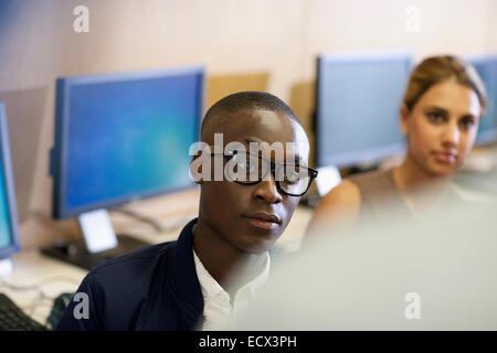 Avec des étudiants de l'université Raised Eyebrow au cours de séminaire en classe Banque D'Images