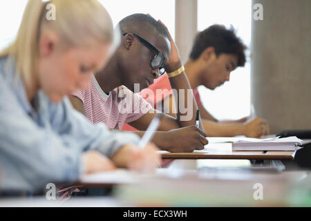 Les étudiants de l'Université de l'examen en tenant Banque D'Images