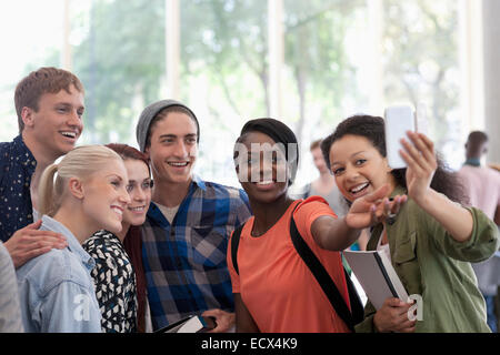 Les étudiants en université dans le couloir pendant les selfies Banque D'Images