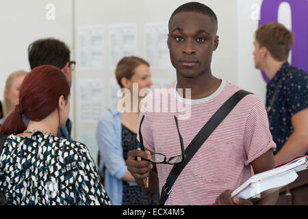 Des étudiants de l'université avec des lunettes looking at camera Banque D'Images