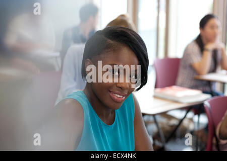 Smiling female student lors de conférences avec d'autres étudiants en arrière-plan Banque D'Images