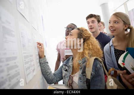 Groupe d'étudiants à la recherche d'information au Conseil et à l'école holding books Banque D'Images