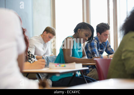 Avis d'élèves assis à un bureau pendant le test in classroom Banque D'Images