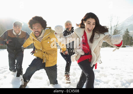 Des couples en marche dans la neige Banque D'Images