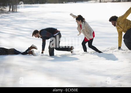 Friends walking in snow Banque D'Images