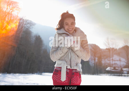 Portrait of smiling woman in snow Banque D'Images