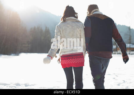 Couple walking in snow Banque D'Images