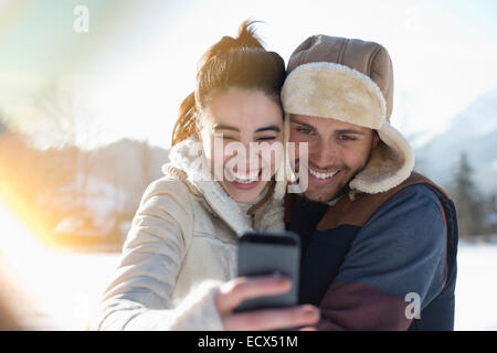 Couple dans la neige selfies Banque D'Images
