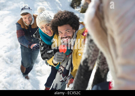 Les amis jouent dans la neige Banque D'Images