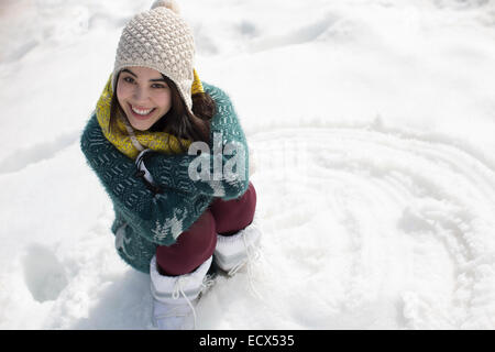 Portrait of smiling woman in snow Banque D'Images