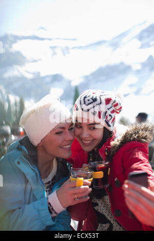 Smiling women in vêtements chauds de boire du thé en plein air Banque D'Images