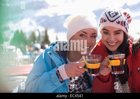 Portrait of smiling women dans des vêtements chauds de boire du thé en plein air Banque D'Images