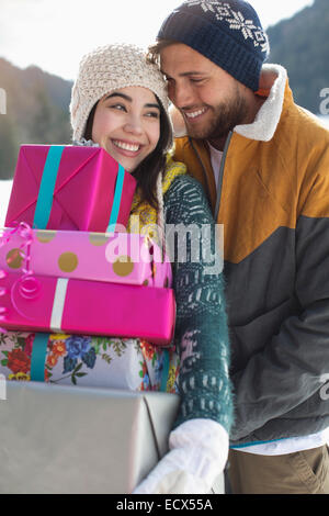 Couple avec cadeaux de Noël dans la neige Banque D'Images