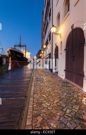 La nuit tombe au Musée National Maritime de Gdansk. Banque D'Images