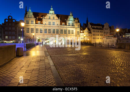 La nuit commence à la porte verte à Gdansk, Pologne. Banque D'Images