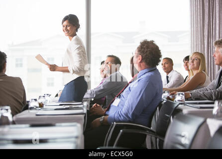 Portrait of businesswoman giving presentation in office Banque D'Images