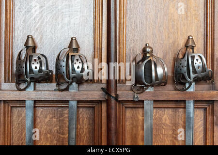 Pommeaux et hafts de quatre épées médiévales sanglé sur un mur en bois dans le château d'Édimbourg Banque D'Images