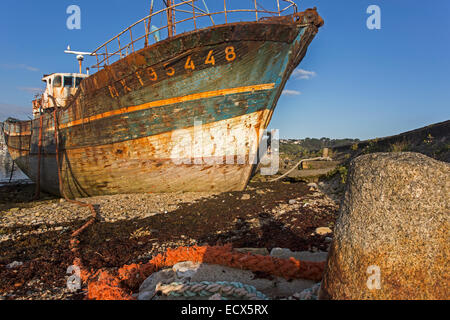 L'épave d'un vieux bateau de pêche, navire cimetière, Camaret-sur-Mer, département du Finistère, Bretagne, France, Europe Banque D'Images