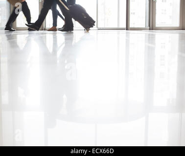 Business people walking in office avec des valises Banque D'Images