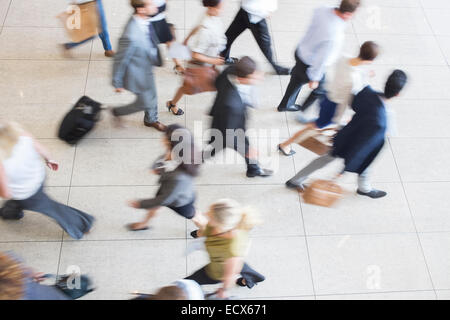 High angle view of business people walking in office sur sol carrelage Banque D'Images