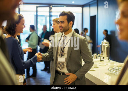 Business people shaking hands in office pendant la réception Banque D'Images