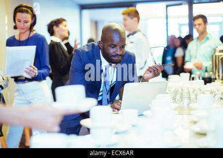 Portrait of businessman using laptop pendant pause café à la conférence Banque D'Images