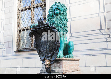 Lion héraldique de bronze devant un bâtiment royal nommé Alte Residenz à Munich, Allemagne Banque D'Images