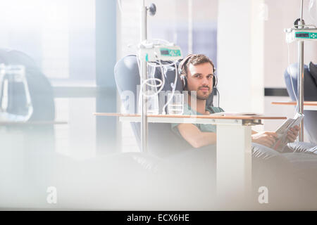 Portrait d'un homme recevant une perfusion intraveineuse à l'hôpital Banque D'Images