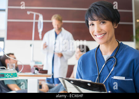 Portrait of female doctor holding clipboard in hospital Banque D'Images