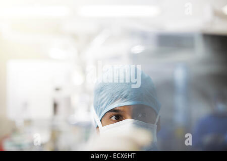 Portrait of surgeon wearing surgical cap et masque Banque D'Images