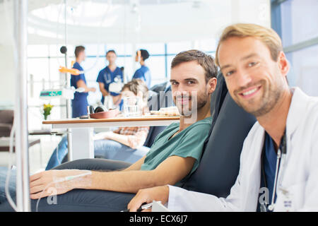 Portrait of smiling doctor and patient sous traitement médical en clinique externe Banque D'Images