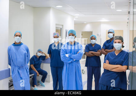 Équipe de médecins et d'infirmières in hospital corridor Banque D'Images