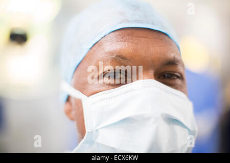 Portrait of doctor wearing surgical cap et le masque dans le théâtre d'exploitation Banque D'Images