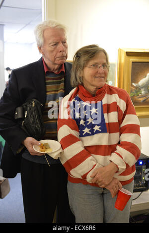 Huntington, New York, USA. 18Th Oct, 2014. THOMAS C. MCCARTHY est avec un ami vêtu d'un rouge et blanc patriotique pull bleu avec des étoiles et des bandes à la maison de la flèche a Jingle Bash avec Performances de Spoken Word et de la musique live, plus fenêtres décorées par des artistes, et des prix pour les porteurs les plus créatifs des pulls ou laid, à la rue Principale tribune de Huntington Arts Council. Sparkboom, un projet HAC, fournit de tels événements visant à Gen-Y, 18 à 34 ans, d'aborder la "fuite des cerveaux" de jeunes professionnels créatifs de Long Island. Les peintures Banque D'Images