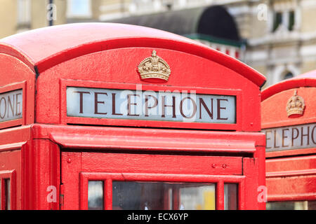 Partie supérieure d'une cabine téléphonique rouge typique de Londres Banque D'Images