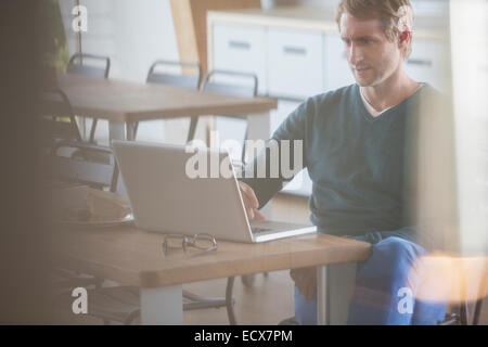 Businessman working on laptop in office Banque D'Images