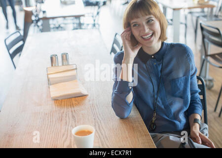 Businesswoman laughing at table cafétéria Banque D'Images