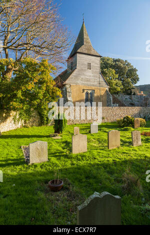 Après-midi d'hiver ensoleillé à St Mary et St Peter church à Wilmington, East Sussex, Angleterre. Banque D'Images