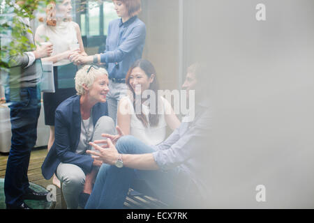 Business people talking in office courtyard Banque D'Images