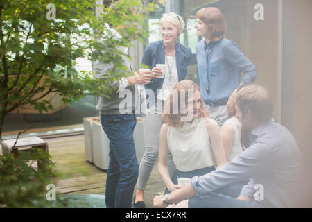 Business people talking in courtyard Banque D'Images