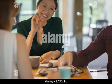 Réunion Businesswomen smiling in office Banque D'Images