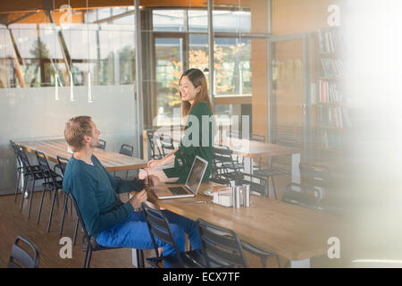 Business people talking in cafeteria Banque D'Images