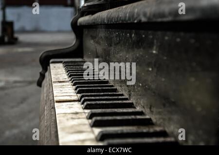 Close up of old piano Banque D'Images