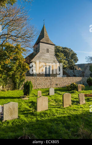 Après-midi d'hiver ensoleillé à St Mary et St Peter church à Wilmington, East Sussex, Angleterre. Banque D'Images