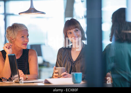 Businesswomen talking in office meeting Banque D'Images