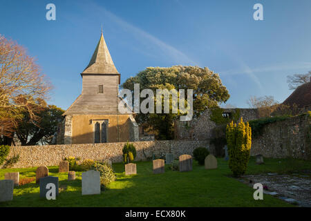 Après-midi d'hiver ensoleillé à St Mary et St Peter church à Wilmington, East Sussex, Angleterre. Banque D'Images