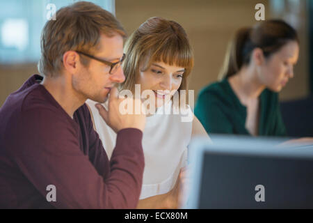 Les gens d'affaires travailler tard dans office Banque D'Images