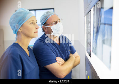 Deux médecins discuter du x-ray et l'IRM avant l'intervention Banque D'Images